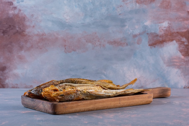 大理石の表面のボード上の塩漬けの魚