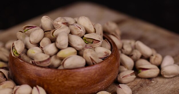 Photo salted fried pistachios on the table