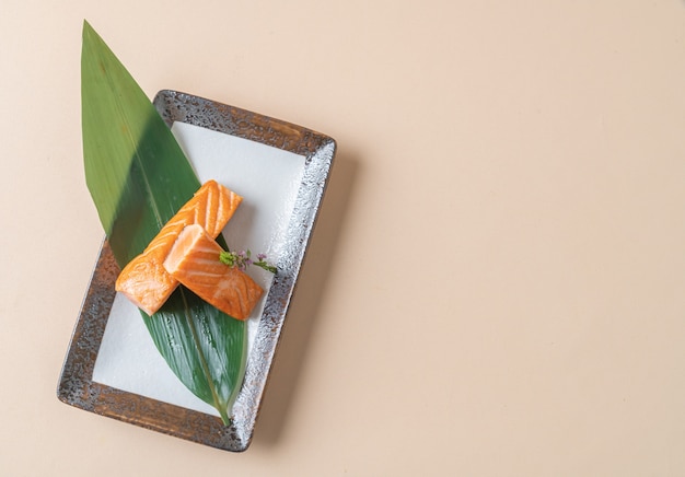 サーモンステーキの塩焼き-日本食スタイル