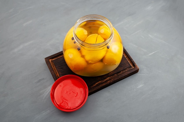 항아리에 소금에 절인 레몬. 건강한 홈메이드 발효식품 컨트리 레몬. 모로코 요리 보존 식품