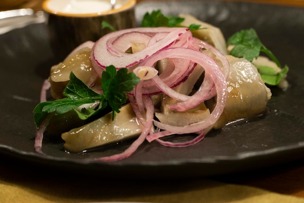 Funghi salati al latte con cipolla rossa