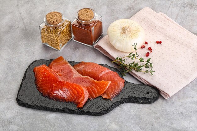 Foto aperitivo di filetto di salmone crudo salato