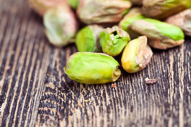 Photo salted and roasted pistachio nuts, roasted pistachios in salt to enhance flavor