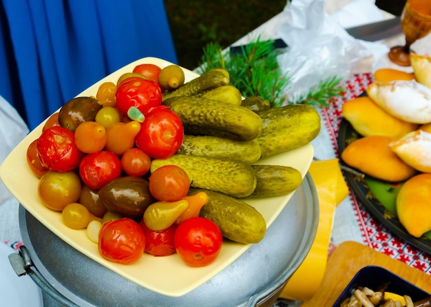 쟁반에 소금에 절인 토마토와 오이.