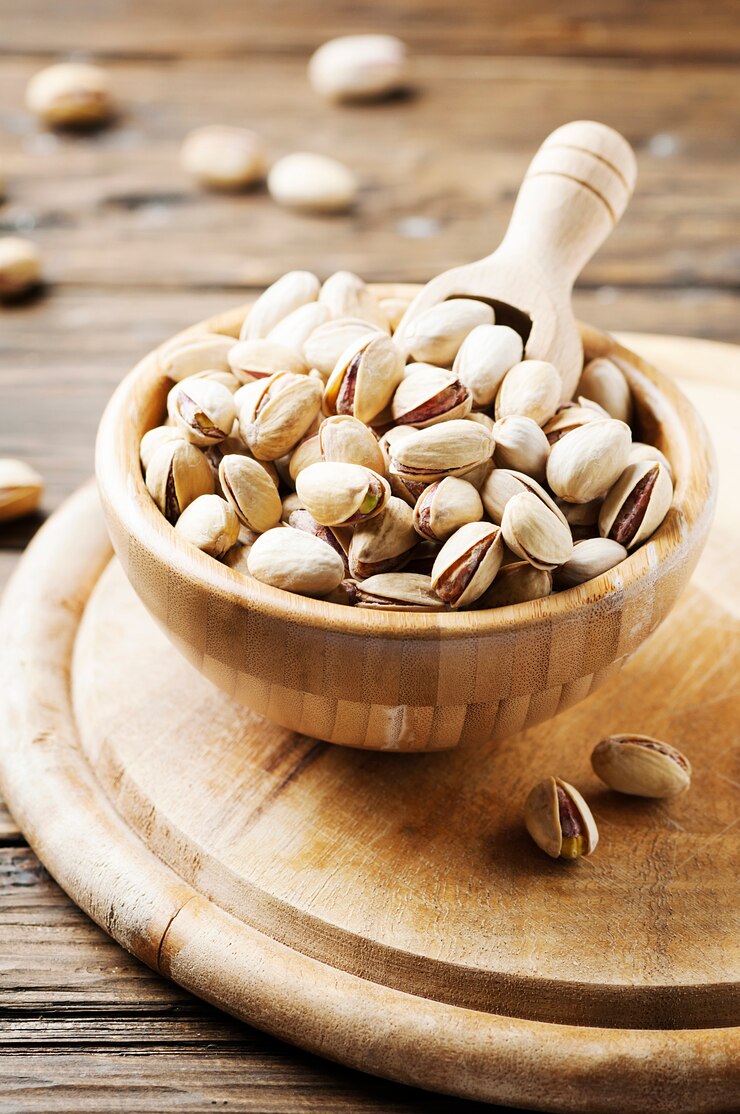 Salth pistachenoten op de houten tafel