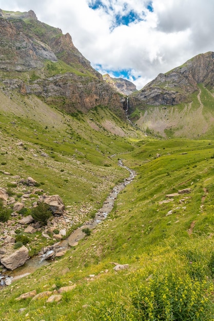 Водопад Сальто-де-Тенденера в долине Рипера Пантикоса в Пиренеях Уэска