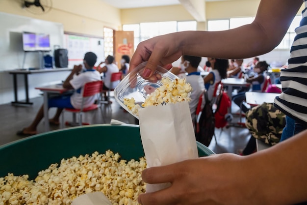 Photo salty popcorn being served to students at a public school on their return from face-to-face classes