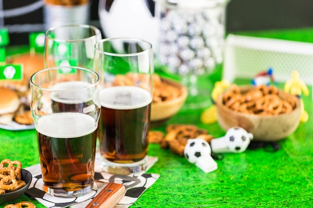 축구 파티를 위해 테이블에 짠 간식과 맥주.