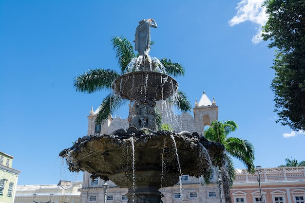 Foto salvador bahia brasile 19 agosto 2023 vista della fontana d'acqua corrente a largo terreiro de jesus a pelourinho contro un cielo blu centro storico della città di salvador bahia brasile