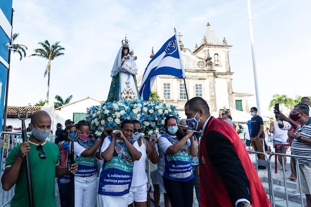 Сальвадор Баия Бразилия 31 декабря 2021 г. Верующие несут андор с изображением Богоматери на католическом фестивале Боа Виажем Сальвадор Баия Бразилия