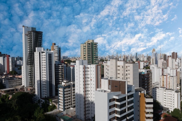 サルバドールバイーアブラジルのスカイラインの建物の航空写真