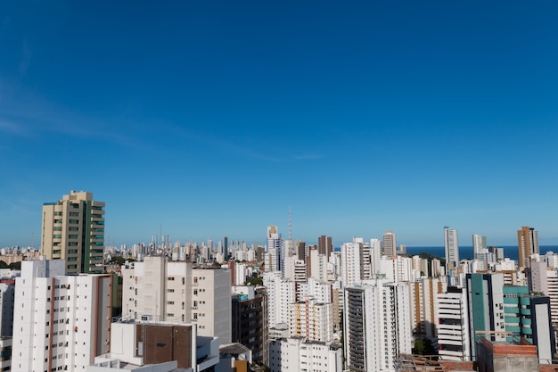 サルバドールバイーアブラジルのスカイラインの建物の空中写真。