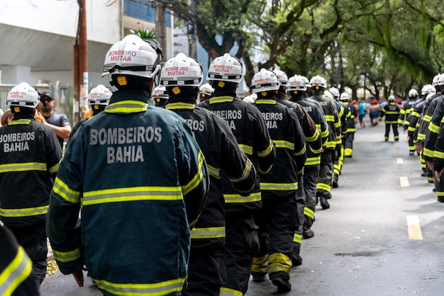 Foto salvador bahia brazilië 7 september 2022 soldaten van de brandweer van bahia paraderen op de braziliaanse onafhankelijkheidsdag door de straten van het centrum van salvador brazilië