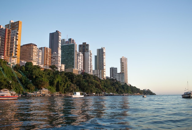 SALVADOR BRASIL 30 JULI 2022 prachtig uitzicht op de skyline en verschillende boten in de hoge stad Salvador