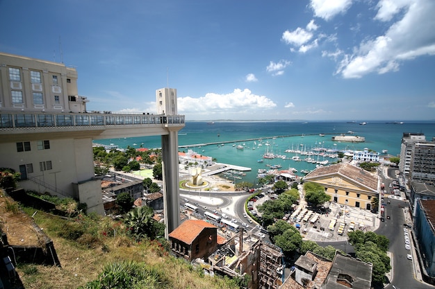 Photo salvador, brazil - january, 2017: panoramic of salvador with elevador lacerda elevator.