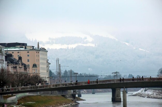 Photo salzburg austria 01132024 view on the markofeingoldsteg bridge over the salzach river