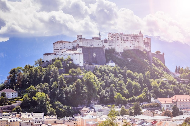 Salzburg Fortress Hohensalzburg in de zomer met zonlicht