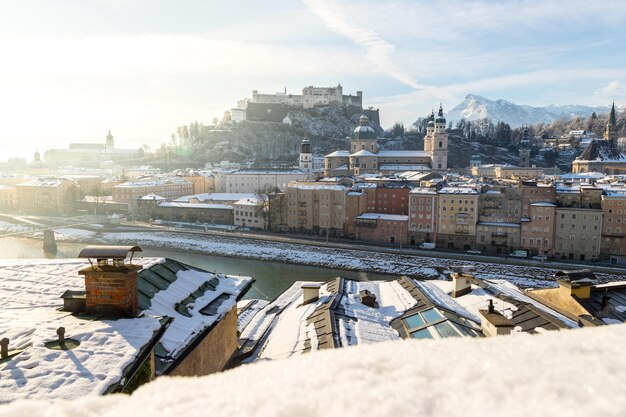 オーストリアの日差しと雪に覆われたクリスマスの時期のザルツブルク旧市街