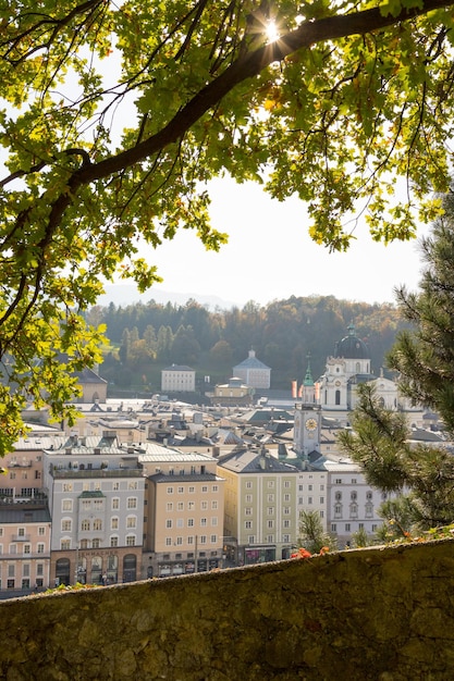 Salzburg oude stad in de herfst kleurrijke zonneschijn Oostenrijk