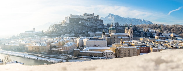 Salzburg oude stad in de kersttijd besneeuwd met zonneschijn Oostenrijk