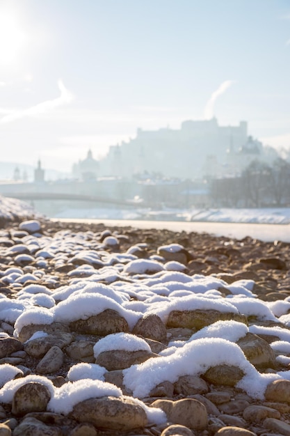 Salzburg oude stad in de kersttijd besneeuwd met zonneschijn Oostenrijk