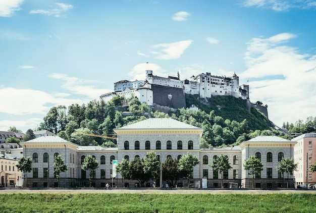 Salzburg zomertijd Panoramisch stadslandschap met Salzach met groen gras en historische wijk
