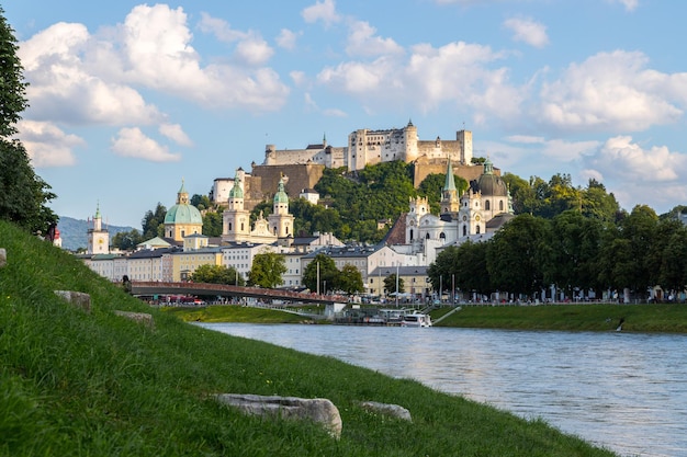 Salzburg zomertijd Panoramisch stadslandschap met Salzach met groen gras en historische wijk