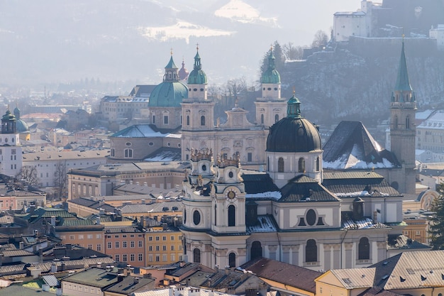 화창한 날 잘츠부르크 돔(Salzburger Dome)과 잘츠부르크(Salzburg)의 역사 지구