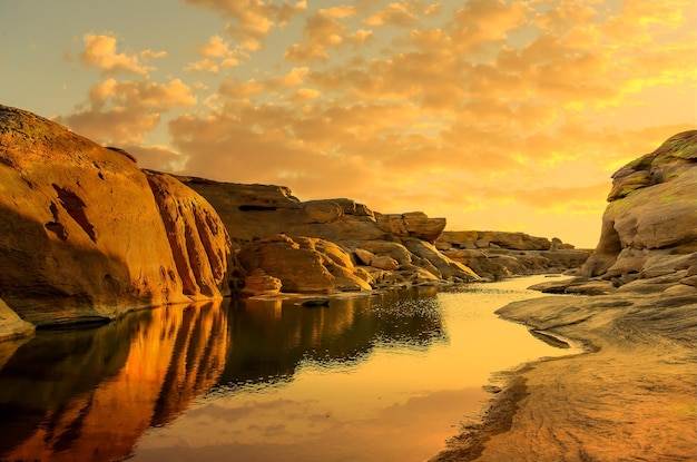 Photo sam pan bok in mae kong river ubonratchathani province thailand