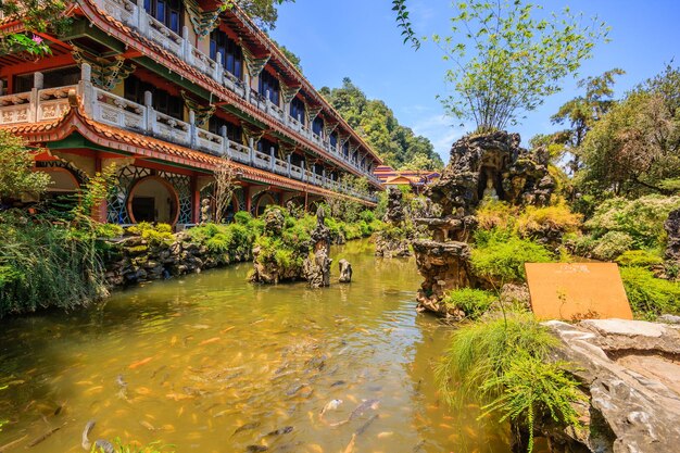 Photo sam poh tong temple is the most famous and developed cave temple in malaysia which is located at gunung rapat in the south of ipoh