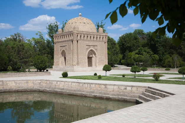 Foto samanid stenen mausoleum in een park naast een zwembad in bukhara oezbekistan toerisme reisconcept