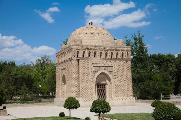 写真 ブハラ ウズベキスタン観光旅行の概念の公園でサーマーン朝の石造りの霊廟