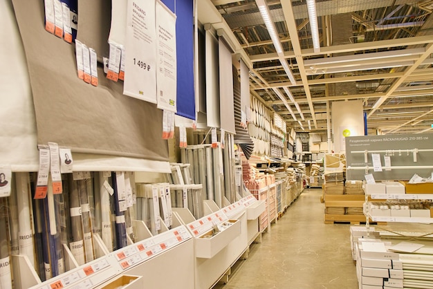 SAMARA RUSSIA 1월 10 2022 IKEA 매장 인테리어 사람들이 쇼핑하고 있습니다 IKEA는 세계 최대의 가구 소매업체입니다