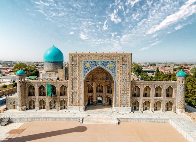 写真 サマルカンド・ウズベキスタン レジスタン・スクエアの空中景色 モスク・ウルグ・ベグ・マドラーサとティリアコリ・マドラーサ 中央アジアの人気のある観光スポット