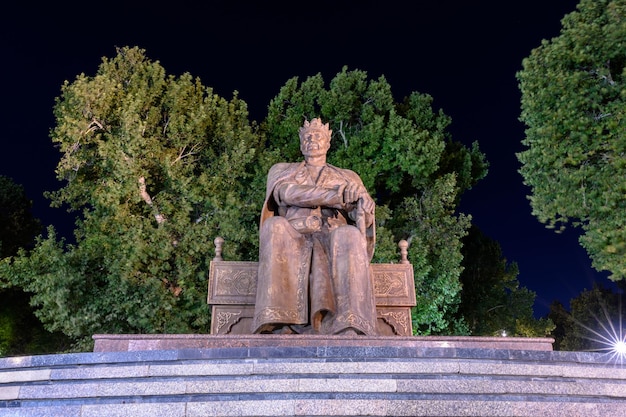 サマルカンド ウズベキスタン 2023 年 8 月 28 日 サマルカンド市のアミール ティムールまたはティムール記念碑 ウズベキスタン アミール ティムールは、ティムール帝国を設立したトルコ モンゴルの征服者でした。