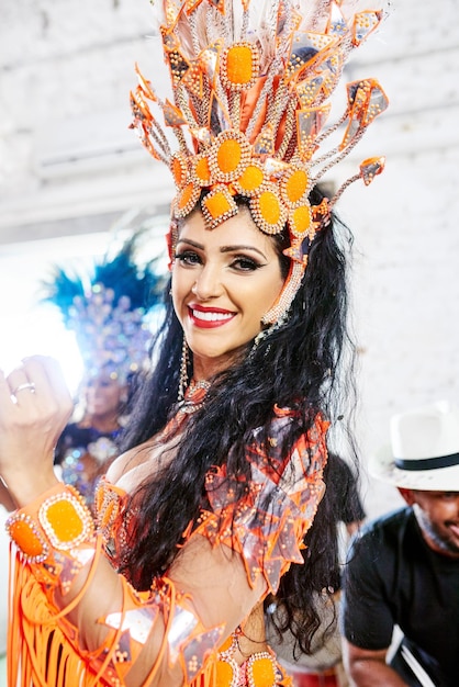 Вечеринка танцоров самбы и портрет женщины в Рио-де-Жанейро, довольные празднованием и танцами Фестиваль талантов и новый год марди гра с музыкой и улыбкой собираются выступить на карнавальном представлении