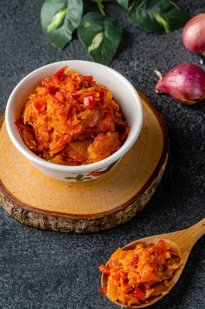 Foto sambal balado con ingrediente peperoncino sambal balado è la pasta di peperoncino rosso tradizionale di west sumatra