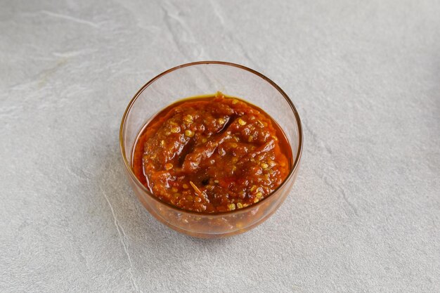Sambal Bawang или острый луковый соус с ингредиентами лук, красный перец чили, чеснок и соль