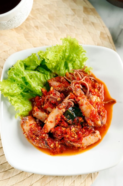 Sambal Cumi Asin 또는 매운 소금에 절인 오징어