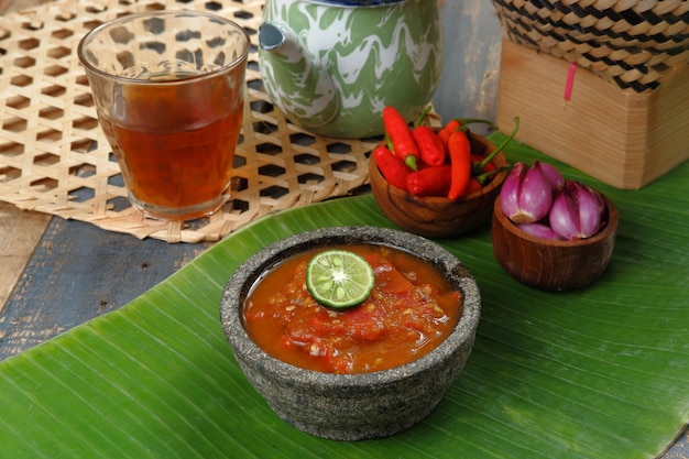 Foto sambal dadak terasi,,een populaire indonesische smaakmaker van rode chilipepers, tomaten- en garnalenpasta