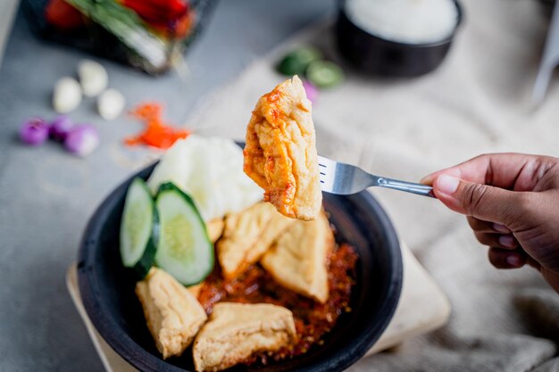 Photo sambal gami tahu or tofu with sambal cooked in earthenware