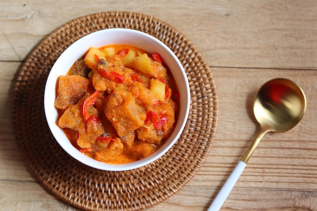 Sambal Goreng Krecek Javaanse pittige stoofpot van runderhuid crackers krecek