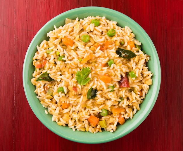 Sambar Rice - Lekker en populair Zuid-Indiaas recept geserveerd in een terracotta of keramische kom, selectieve focus