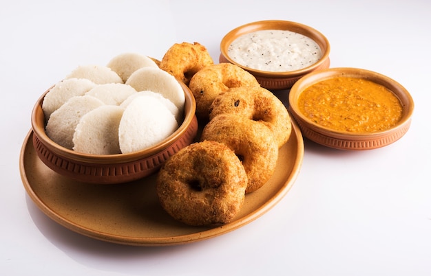 Sambar Vada & Idli een Zuid-Indiaas gerecht geserveerd met kokos en rode tomatenchutney