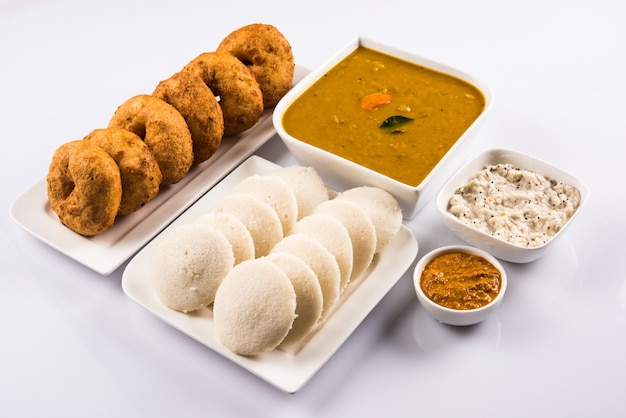 Sambar Vada & Idli een Zuid-Indiaas gerecht geserveerd met kokos en rode tomatenchutney