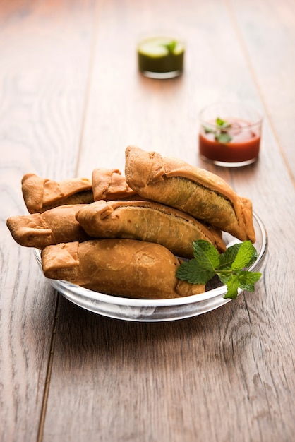 Самбар Вади или кориандровая пакора с кетчупом и мятным чатни