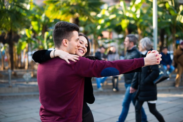 Samen dansend koppel midden in de stad