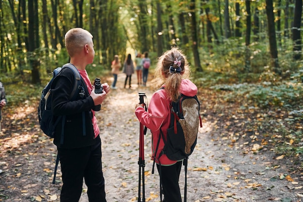 Samen de weg vinden Kinderen in het groene bos op zomerse dag