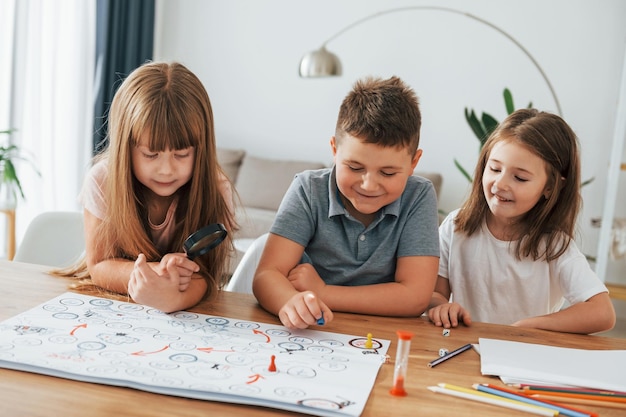 Samen een spel spelen Kinderen hebben overdag plezier in de huiskamer