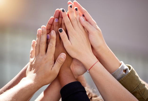 Samen goed blijven bloeien. Shot van een groep mensen die een high five geven op een ander.